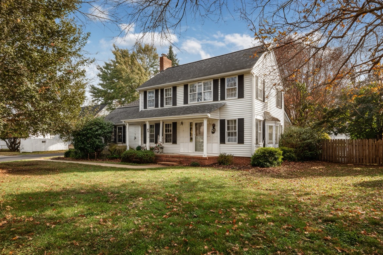 Delaware homeowner meeting with tax professional about house sale